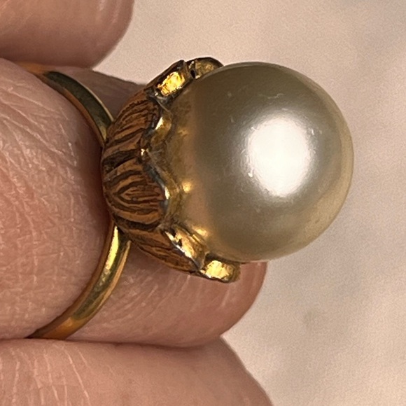 Vintage unsigned Miriam Haskell‎ Faux Pearl Gold-Tone Baroque adjustable ring - Picture 5 of 7